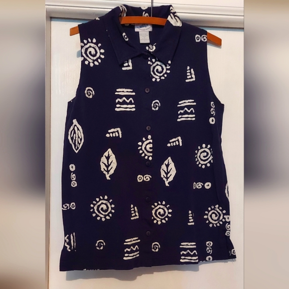 Like New Movin Bleu brand Navy Blue Sleeveless Button Down Patterned Women's Top